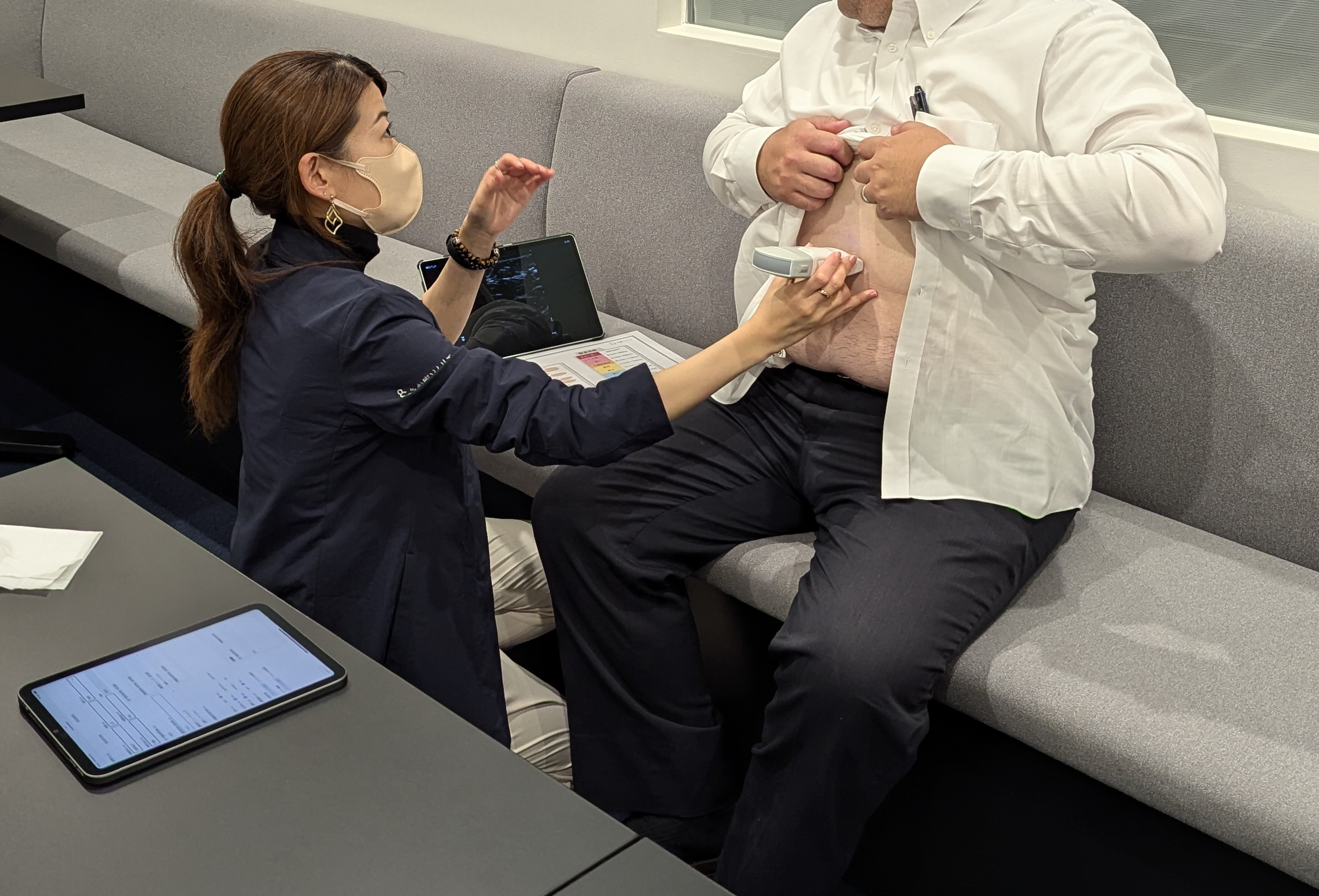 お腹ソムリエの測定の様子。超音波画像をその場で本人に見せながら説明する「見せる評価」